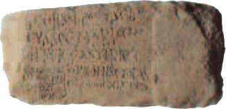 Piedra con escritura antigua